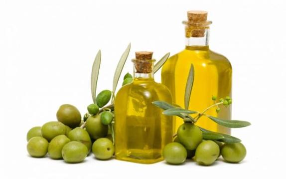 Оливковое масло содержит витамины E и K, богато мощными антиоксидантами,